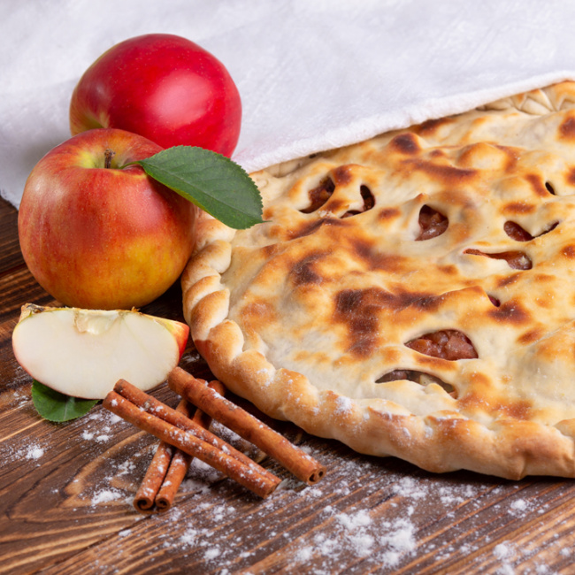 Пирог с яблоками и корицей - фото