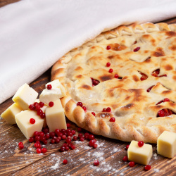 Пирог фирменный с сыром и брусникой - фото