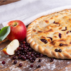 ​Пирог с яблоками и смородиной - фото