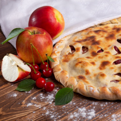 Пирог с вишней и яблоками - фото